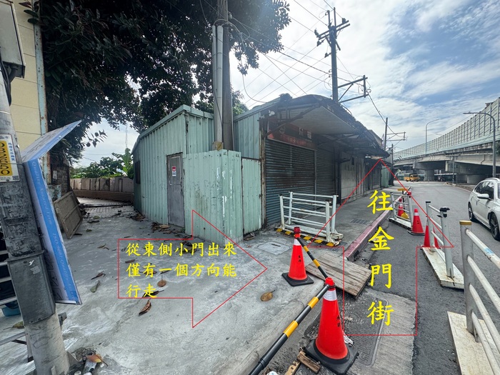 東側門道路出口